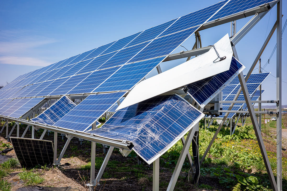 壊れた太陽光パネルイメージ